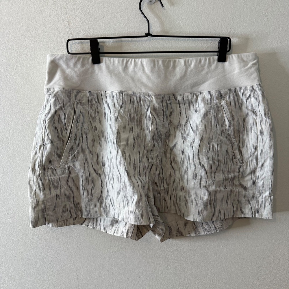 Athleta Trekkie North Short 16 White Grey Ikat Print Hiking Travel Activewear